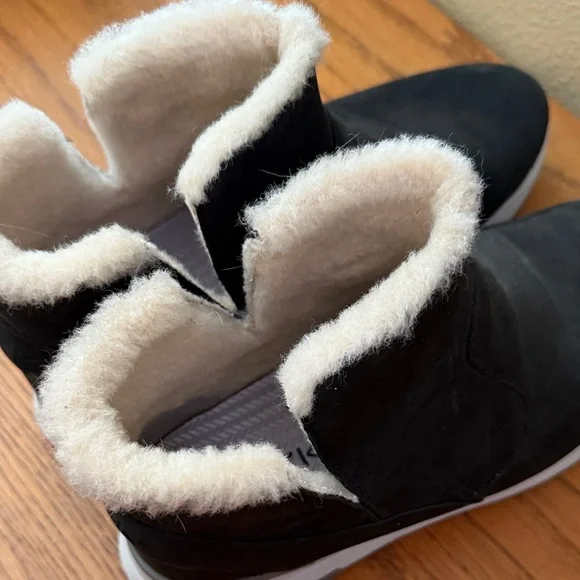 Women’s Kizik hands free black boots - Picture 3 of 3